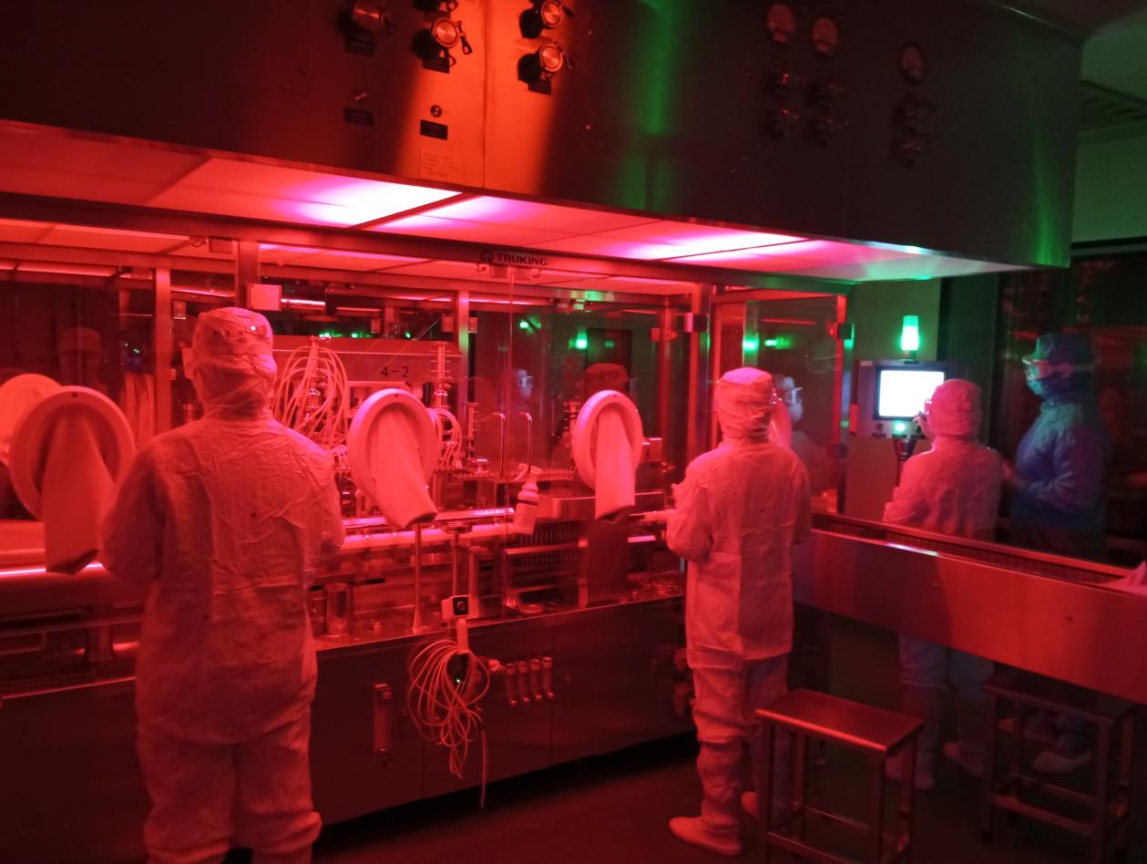 紅燈下生產(chǎn)圖片.jpg 紅燈下生產(chǎn)圖片.jpg